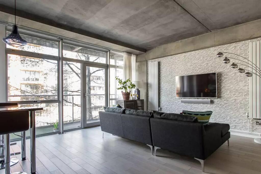 Canal-Side Apartment In Shoreditch Лондон Экстерьер фото