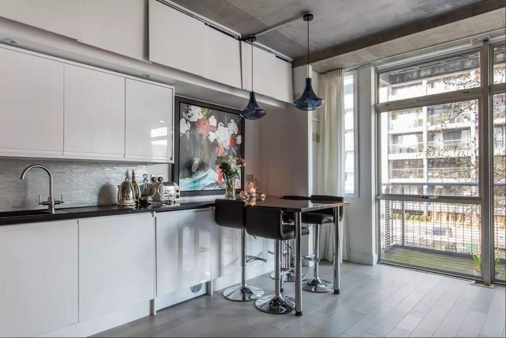 Canal-Side Apartment In Shoreditch Лондон Экстерьер фото