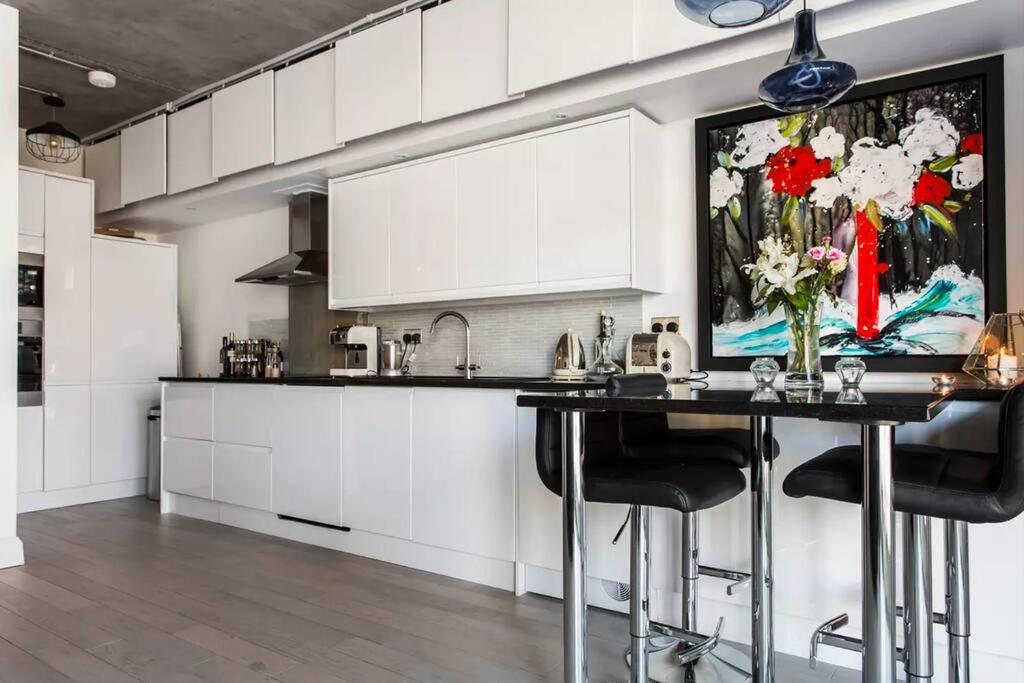 Canal-Side Apartment In Shoreditch Лондон Экстерьер фото